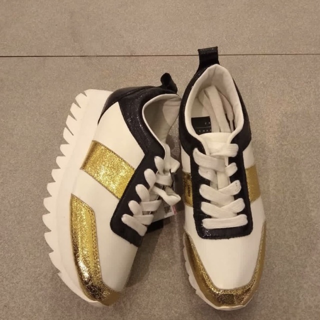 Sneakers black gold zara