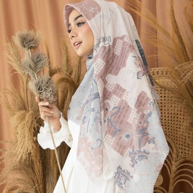 Scarf Wearing Klamby Iswara Scarf