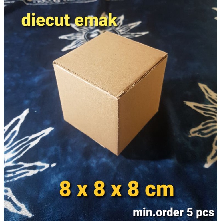 

Kardus box uk. 8x8x8 cm Karton kotak DIECUT