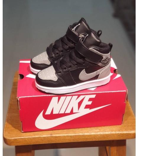 SEPATU ANAK NIKE AIR JORDAN 1 BLACK GREY FREE BOX DAN KAUS KAKI .
