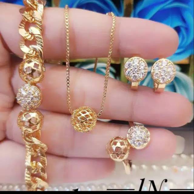 Perhiasan satu set motif bulat Titanium gold 18k