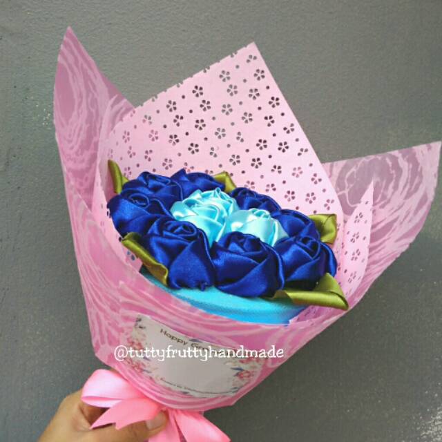 Buket bunga mawar satin roses M