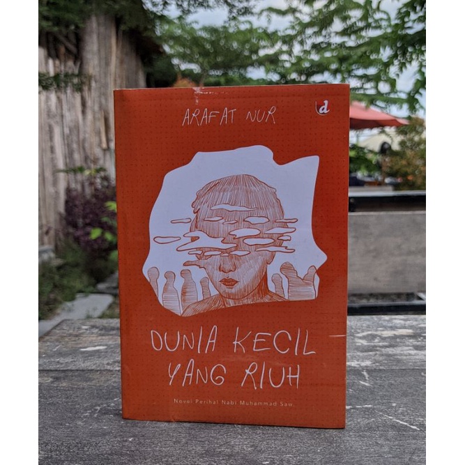 Buku Dunia Kecil yang Riuh-Arafat Nur