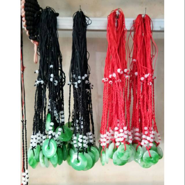 Kalung liontin batu giok