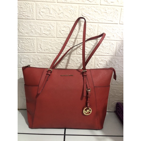 preloved MK merah