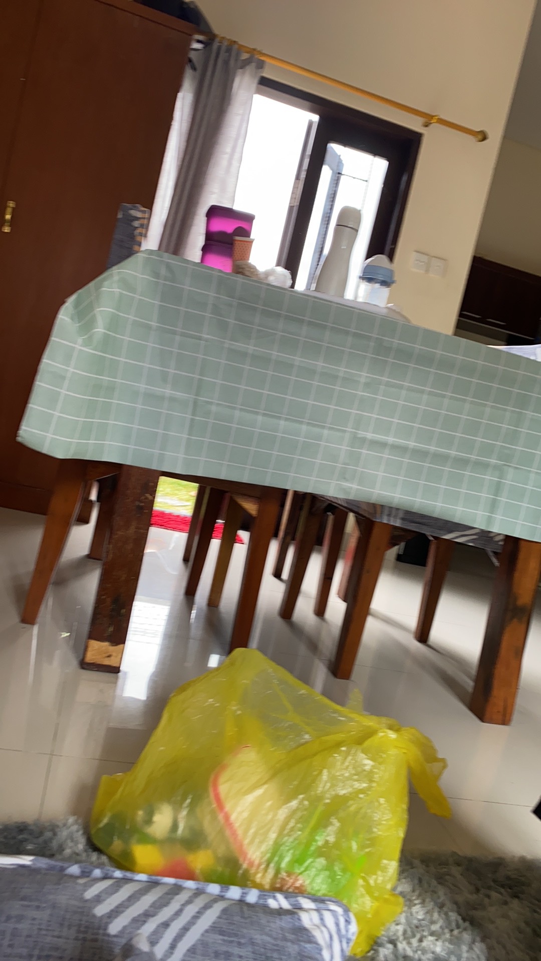 Taplak Meja Bahan Peva 137x180 Anti Air Motif Kotak Bisa Digunting Sesuai Kebutuhan