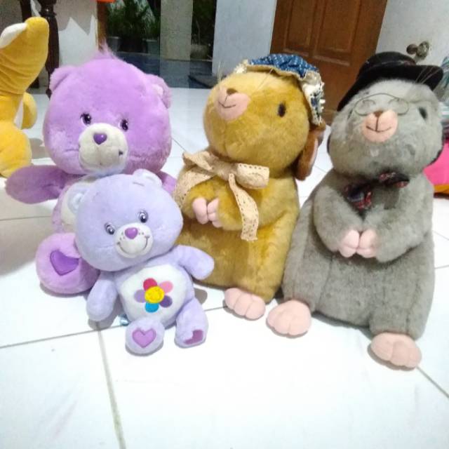 Boneka carebear dan sepasang tikus