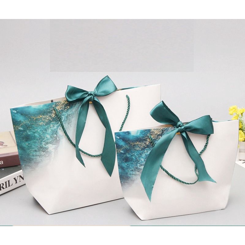 

Paper Bag Custom Segala Ukuran dan Desain, Model Hand Bag dengan Tali Ulir dan Pita
