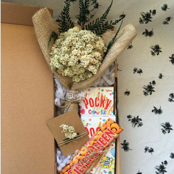 

BUKET BUNGA EDELWEISS, POCKY & SILVERQUEEN / HAMPERS HADIAH WISUDA / ULANG TAHUN / ANNIVERSARY