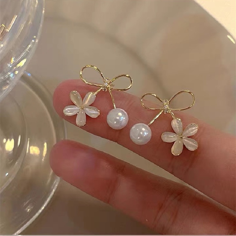 Anting Stud Desain Bunga Opal Mutiara Warna Emas Gaya Korea