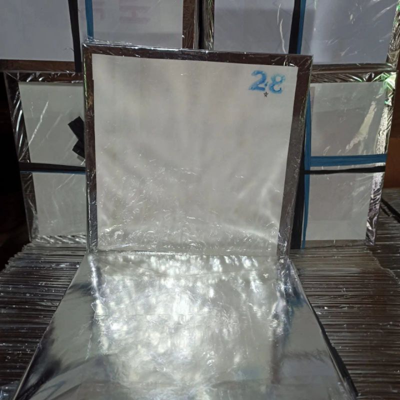 

ALAS KUE ULANG TAHUN KOTAK UK28X28CM ISI 12 KEPING