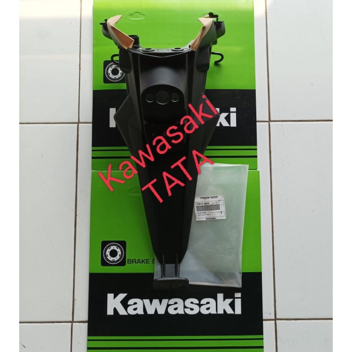 Spakbor belakang ninja 250 karbu. Original Kawasaki.