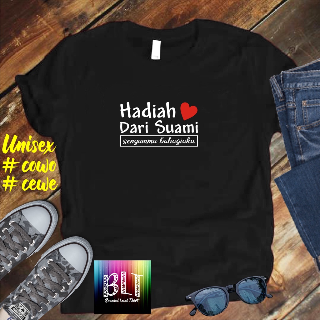 COD/KAOS HADIAH DARI SUAMI/KAOS TERLARIS KUALTAS TERJAMIN/KAOS PRIA DISTRO HIT/KAOS BANDUNG/KAOS KEREN/KAOS MURAH//KAOS DISTRO/KAOS BERGAMBARKAOS DISTRO/KAOS PRIA DAN WANITA/KAOS KATA KATA LUCU/KAOS VIRAL/KAOS PROMO