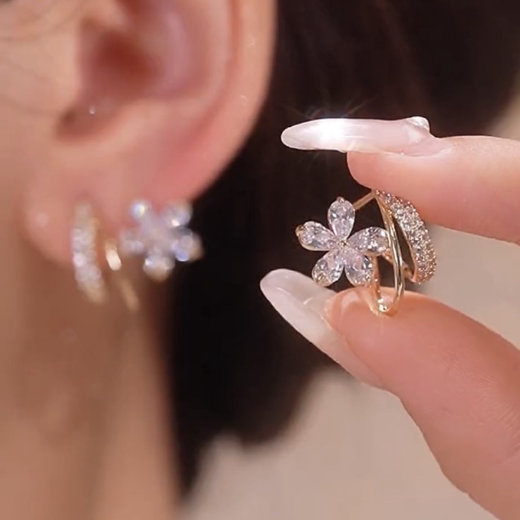 Anting Tusuk Gantung Desain Bunga Hias Berlian Gaya Korea / Mewah / Sexy Untuk Wanita