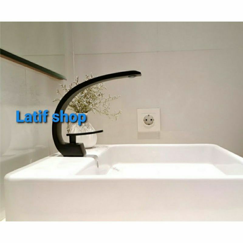 kran wastafel hitam panas dingin .kran wastafel minimalis. kran air wastafel