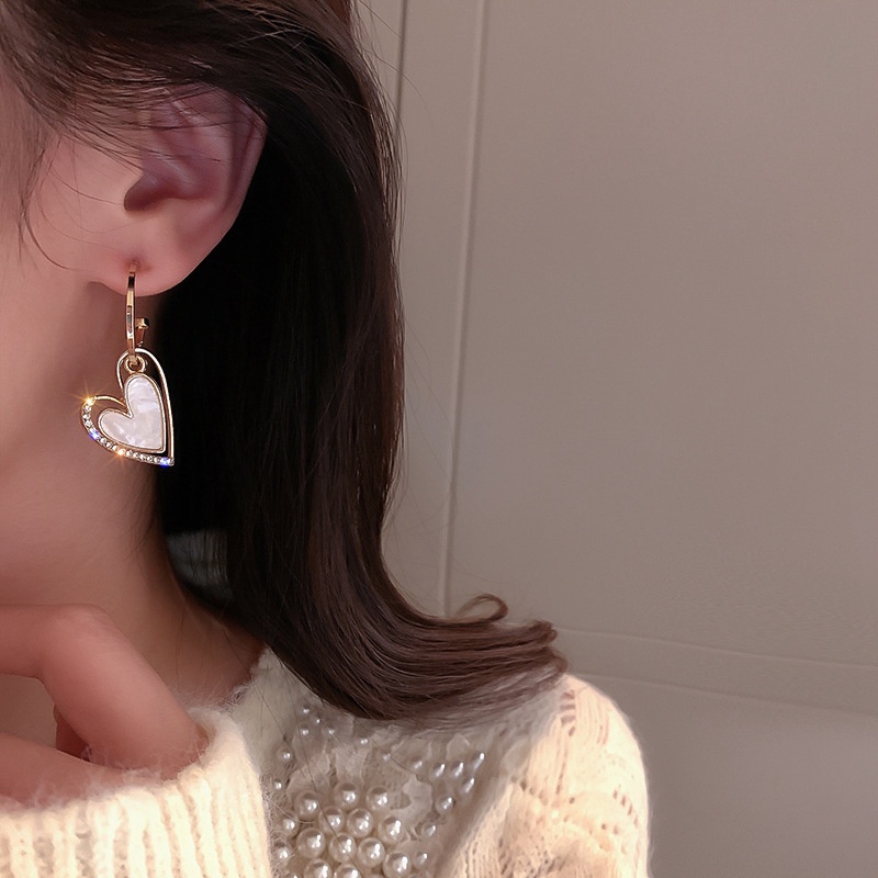 Anting Juntai Rumbai Bentuk Hati Asimetris Warna Putih Untuk Wanita