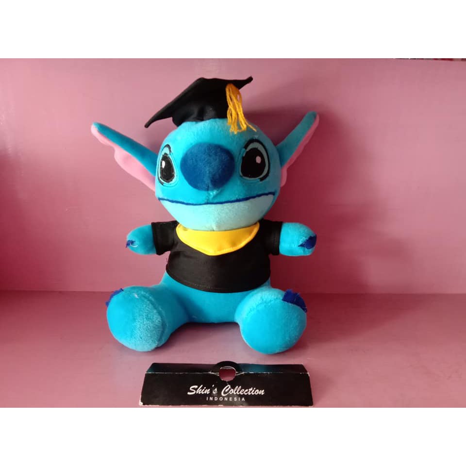 boneka wisuda sedang stitch
