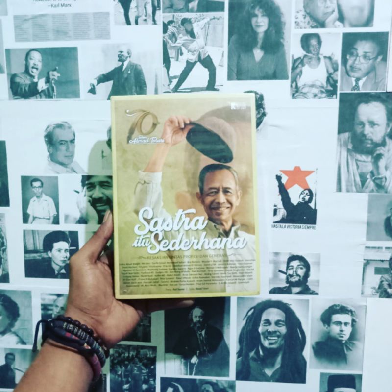 Sastra Itu Sederhana: 70 Tahun Ahmad Tohari by Emha Ainun Nadjib