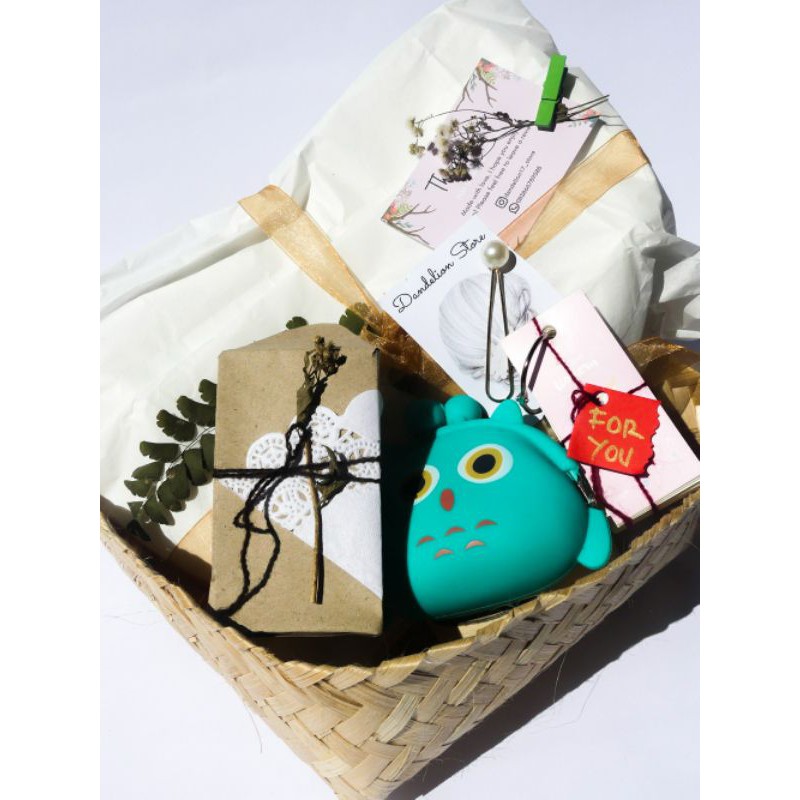 

kado wisuda giftbox hampersbox kadoulangtahun kadoastetic kadomurah tascewek