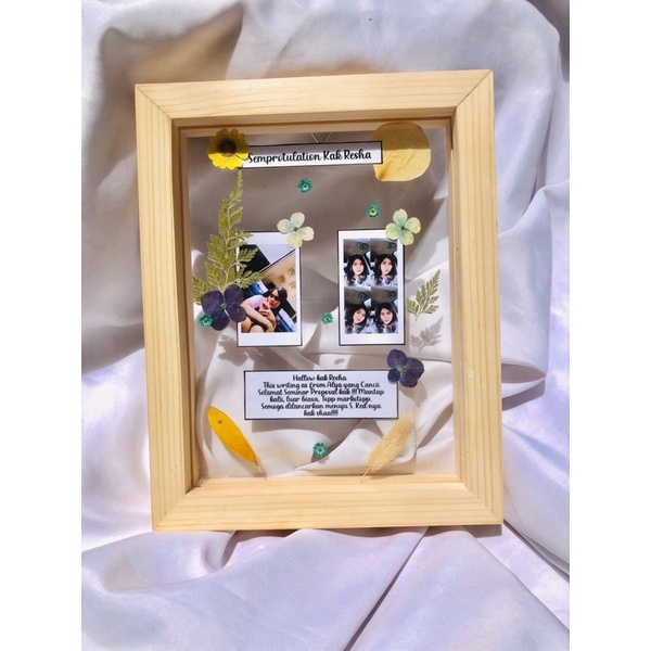 Pressed flowers in frame doubleglass untuk hadiah wisuda