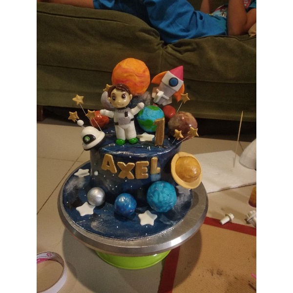 

Kue ulang tahun astronot