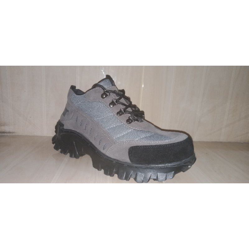 sepatu safety ujung besi