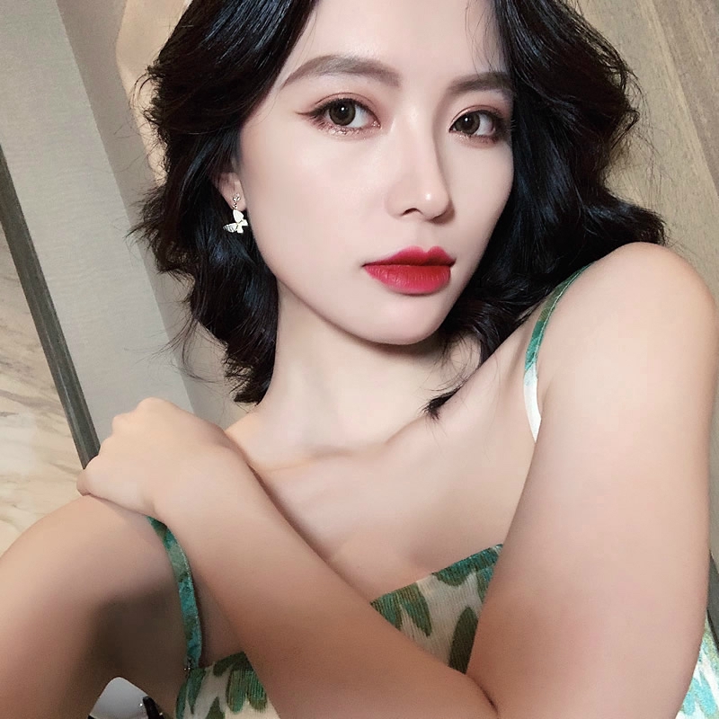 Anting Kupu-Kupu Putih Mengkilap Untuk Wanita Aksesoris fashion Korea