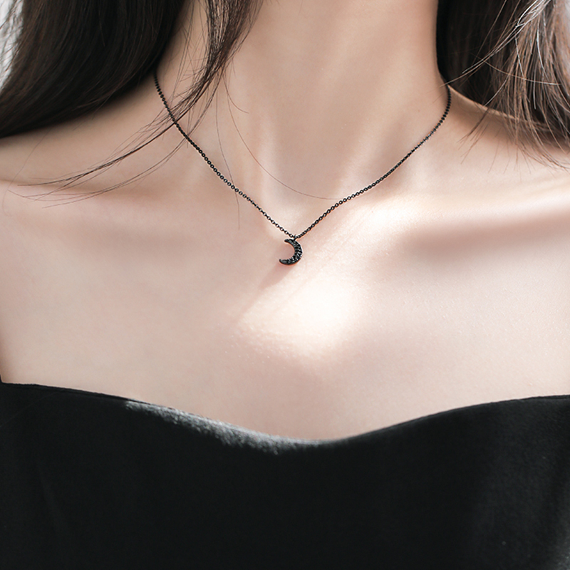 Kalung Desain Bulan Warna Hitam Aksen Berlian Gaya Korea Untuk Wanita
