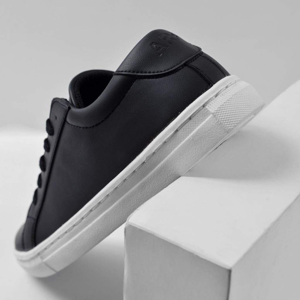 Sepatu Sneakers Pria Wanita Casual Kulit Putih Kasual Simpel Cowok Cewek Ori - Victor Black White