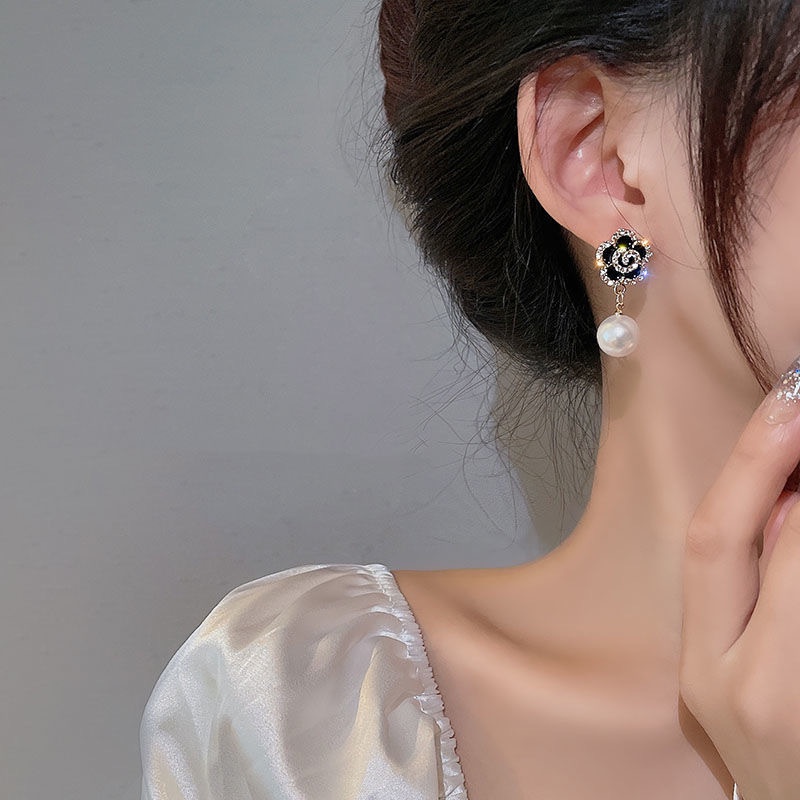 Anting Tusuk Gantung Desain Bunga Camellia Hias Mutiaraberlian Imitasi Gaya Vintageunik Untuk Wanita