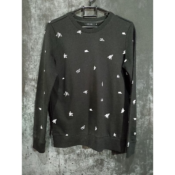 Thrift second - Sweater Hitam Merk UGIZ