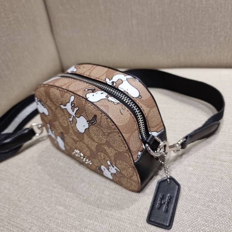 TAS WANITA SELEMPANG PEANUTS MINI SERENA CROSSBODY IN SIGNATURE WITH SNOOPY 4590