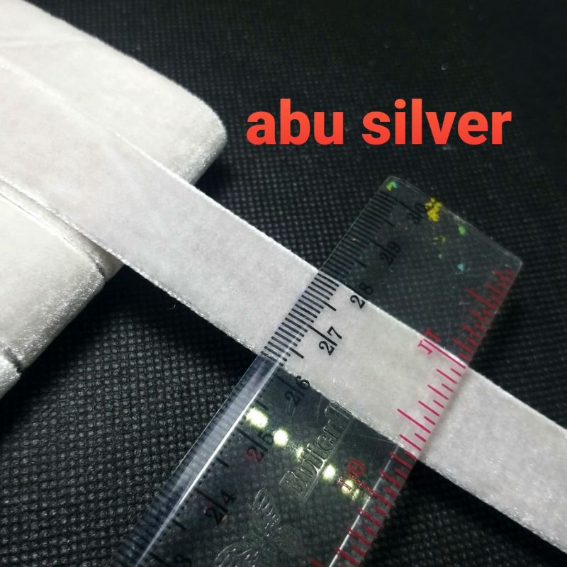 

per rol 15 meter,pita bludru/velvet warna abu silver lebar 2 cm