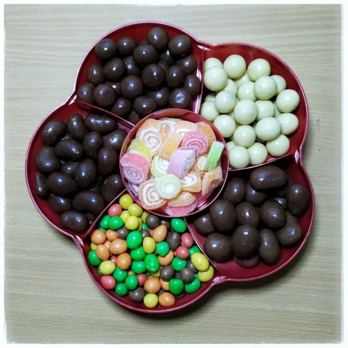 

Coklat Lebaran - Paket Coklat Toples Bunga / Parcel Lebaran / Coklat Delfi / Jvj 5