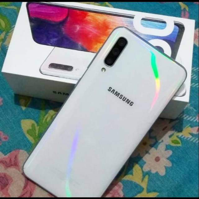 SAMSUNG A50 4/64GB GARANSI RESMI SEIN