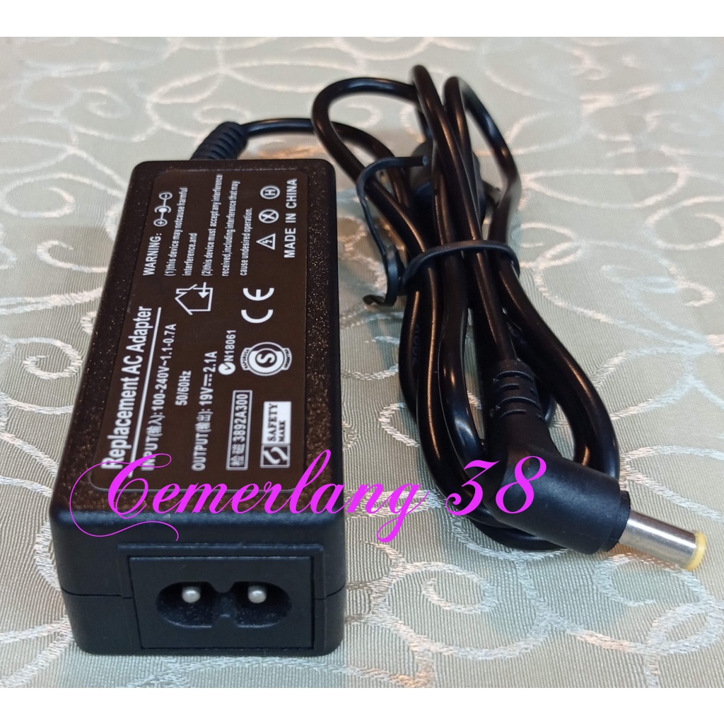 adaptor charger lapto 19V 2.1 A