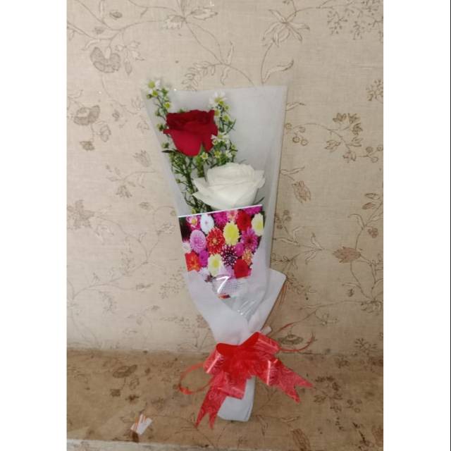 Hand bouquet mawar merah dan putih