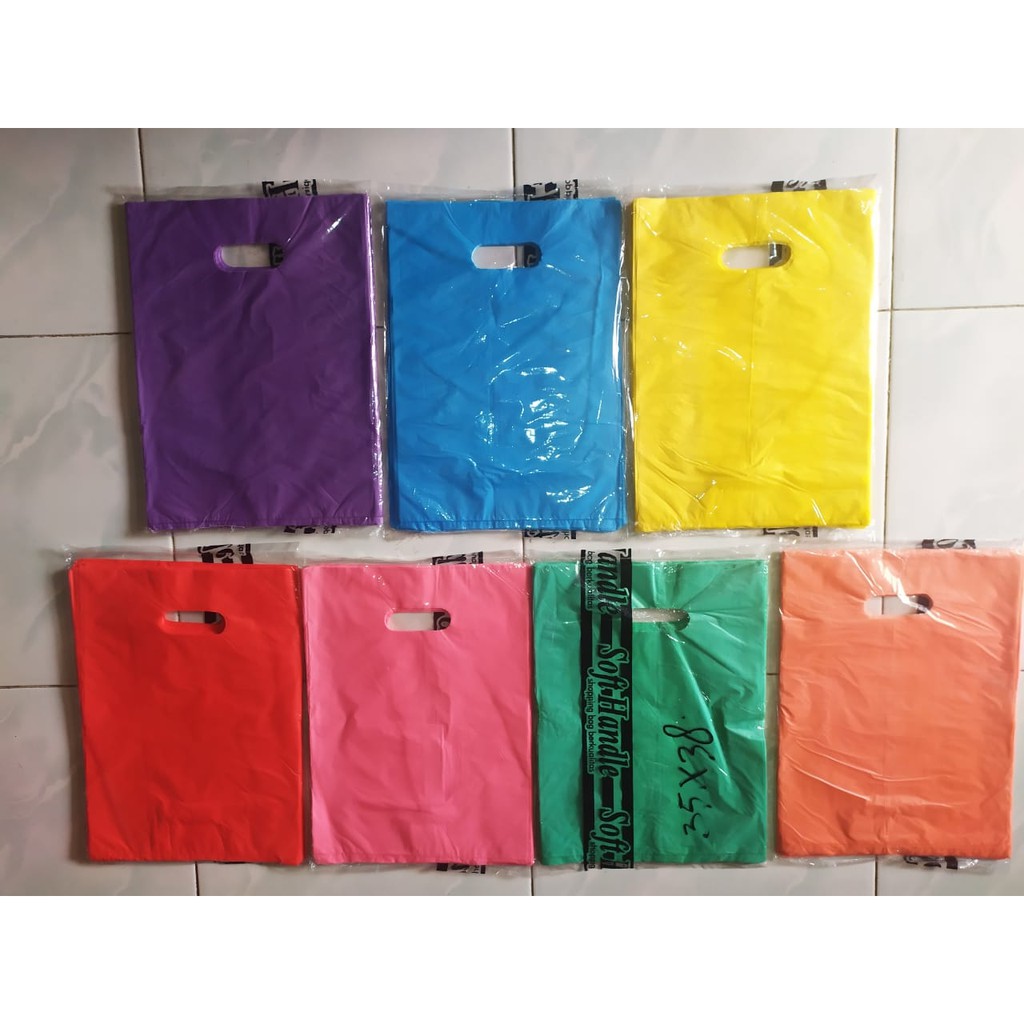 Kantong plastik warna warni ukuran 35x38cm