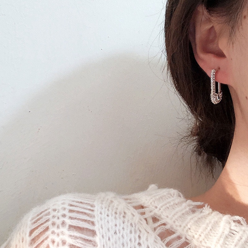 Anting Stud Bentuk Peniti Aksen Berlian Imitasi Glitter Warna Emas Gaya Punk Untuk Wanita