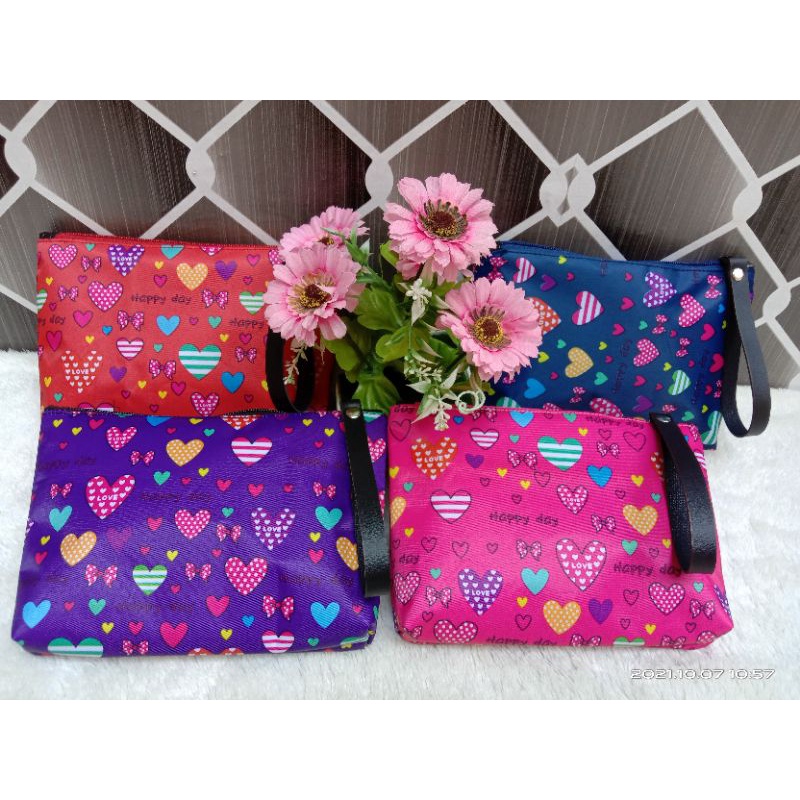 clutch wanita motif Love