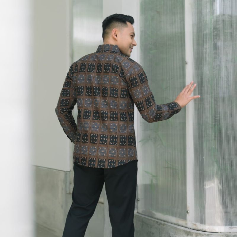 KOTAK BAYEMAN Kemeja Batik Pria Slimfit Lengan Panjang Lapis Furing