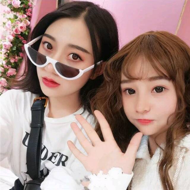 Kacamata setengah bingkai cantik dan indah