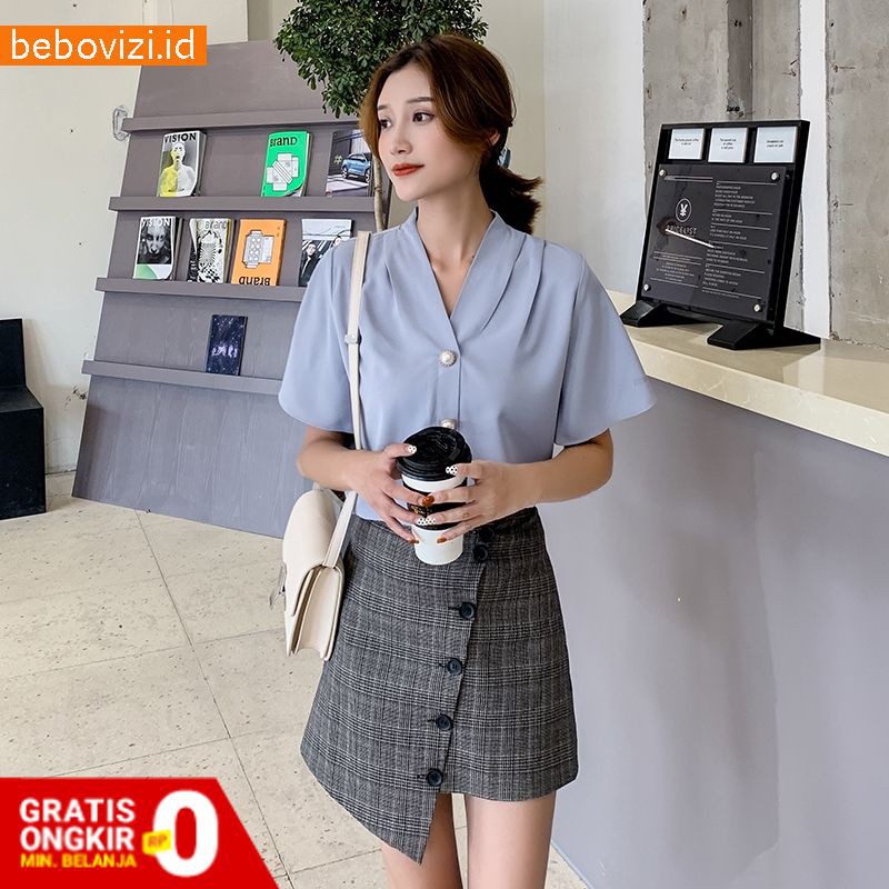 Blouse V-Neck Lengan Flare Model Jumbo Bahan Sifon Kancing Untuk Wanita