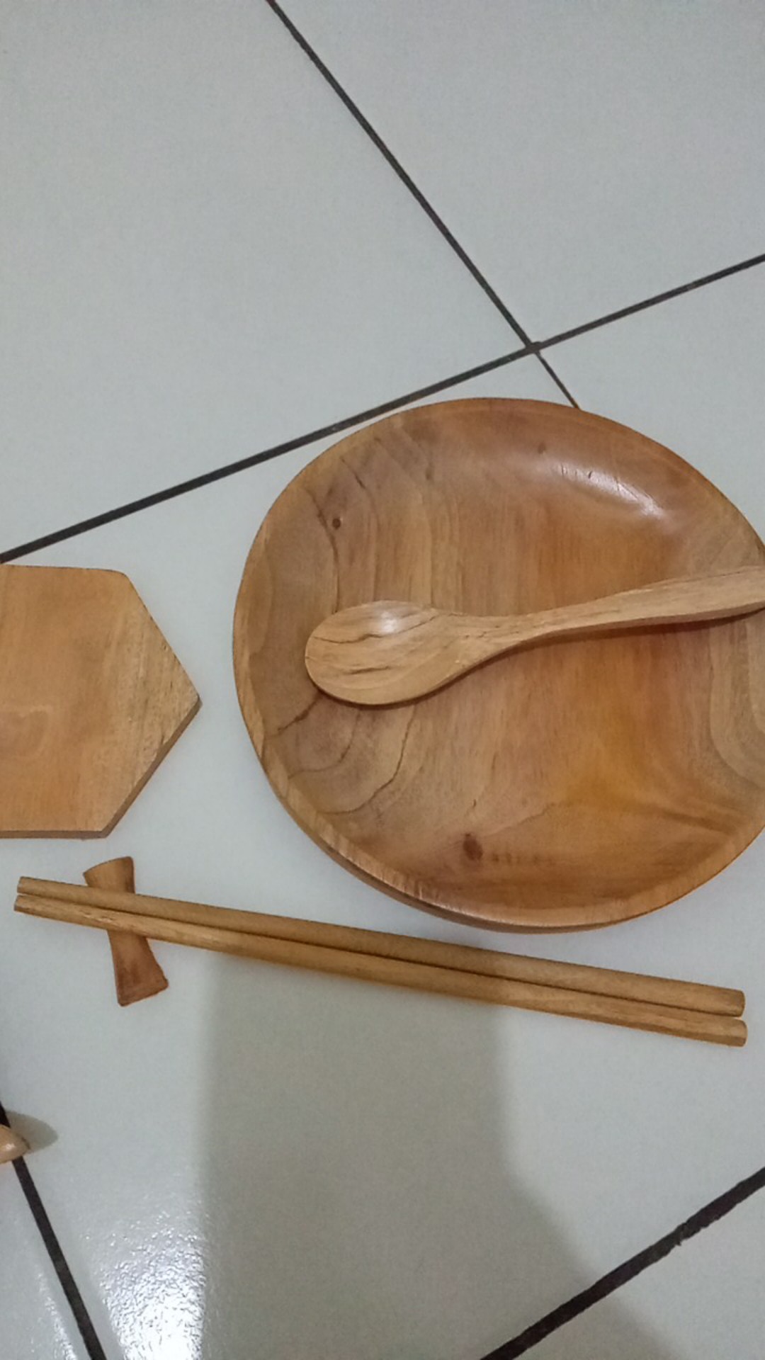 Piring Liuk Paket Kayu Mahoni ( Piring 20cm, Coaster Hexagon, Sendok Mahoni, Sumpit Mahoni)