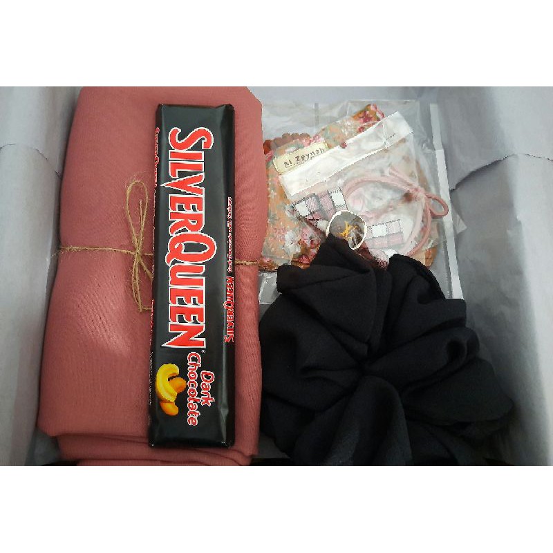 

Giftbox/Kado/Hampers ultah,wisuda,wedding