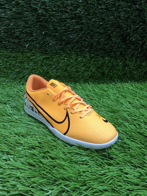 sepatu sneakers pria cowok olahraga sport bola futsal nike mercurial vapor xiii academy laser orange