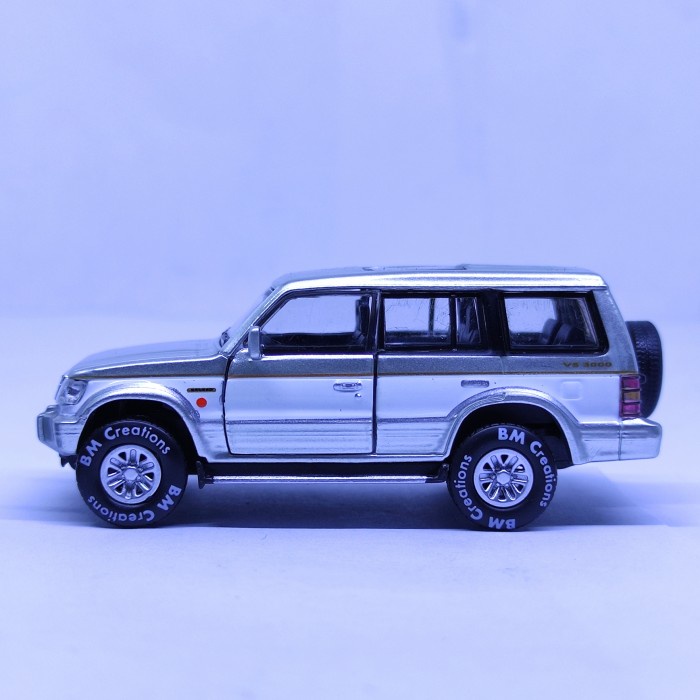 Diecast Mobil Mitsubishi Pajero Super Exceed 1:64 Miniatur Pajero besi