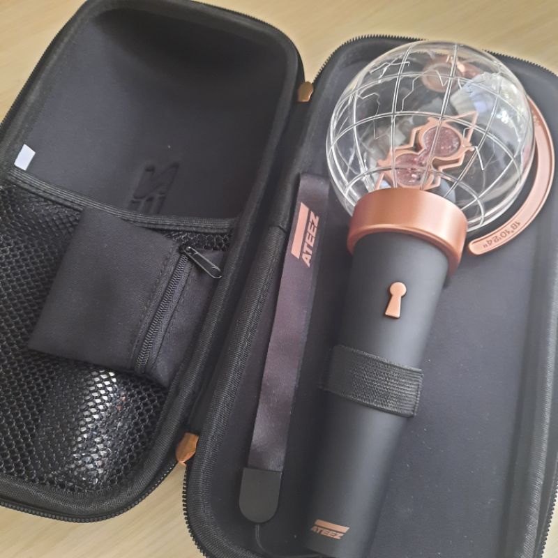 ATEEZ Lightstick dan Case Bundle