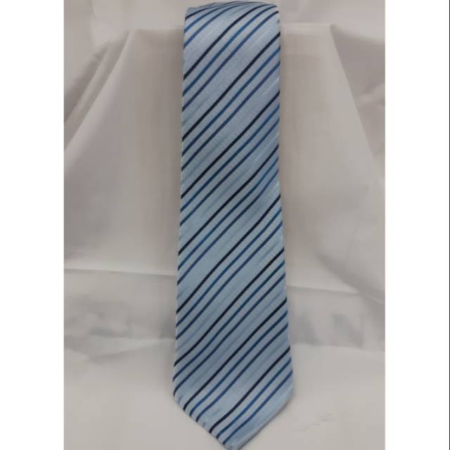 Dasi warna biru muda motif