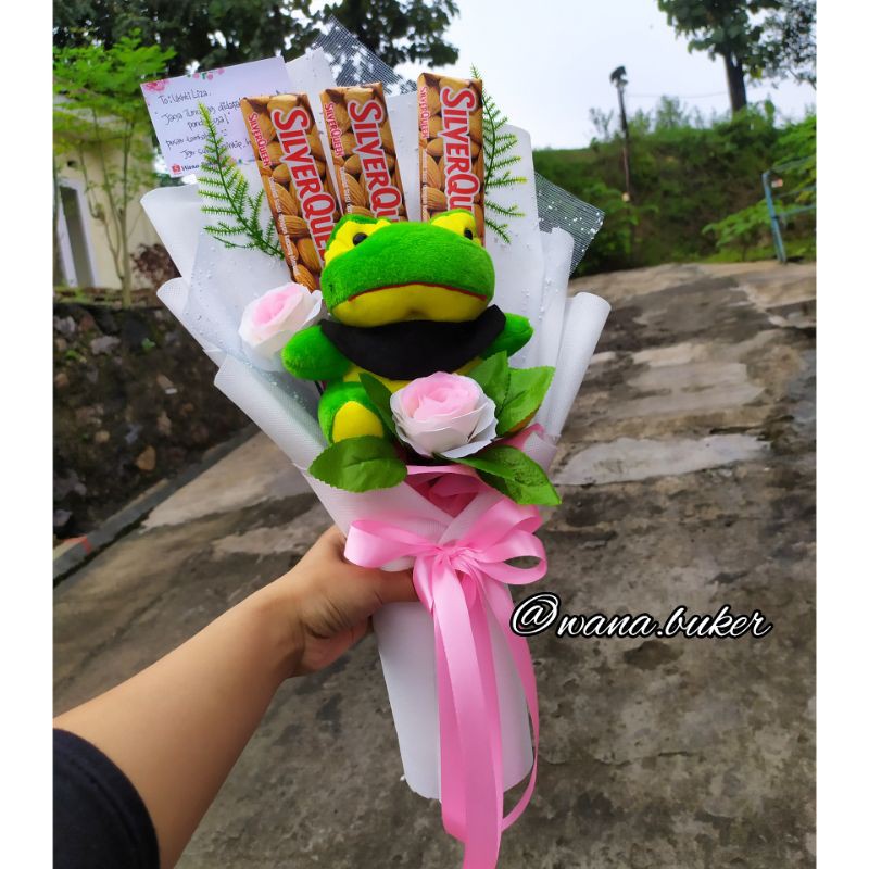 Buket boneka keropi & coklat silverqueen 3 batang (65gr)